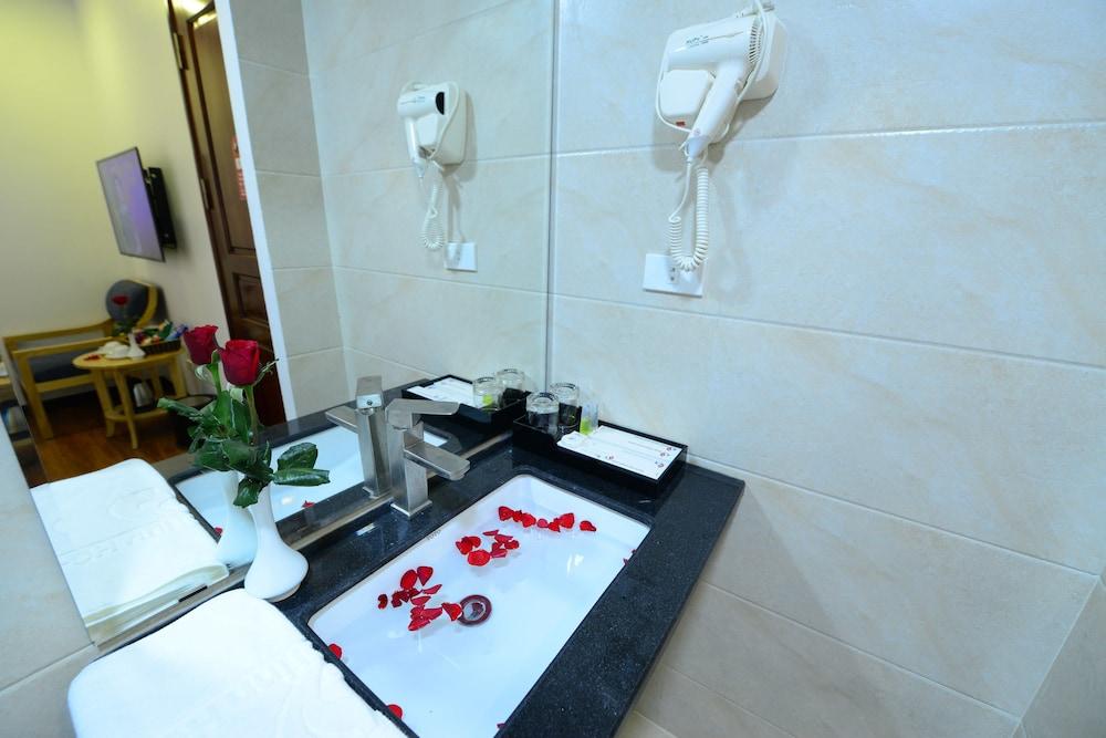 Blue Hanoi Inn Luxury Hotel Buitenkant foto