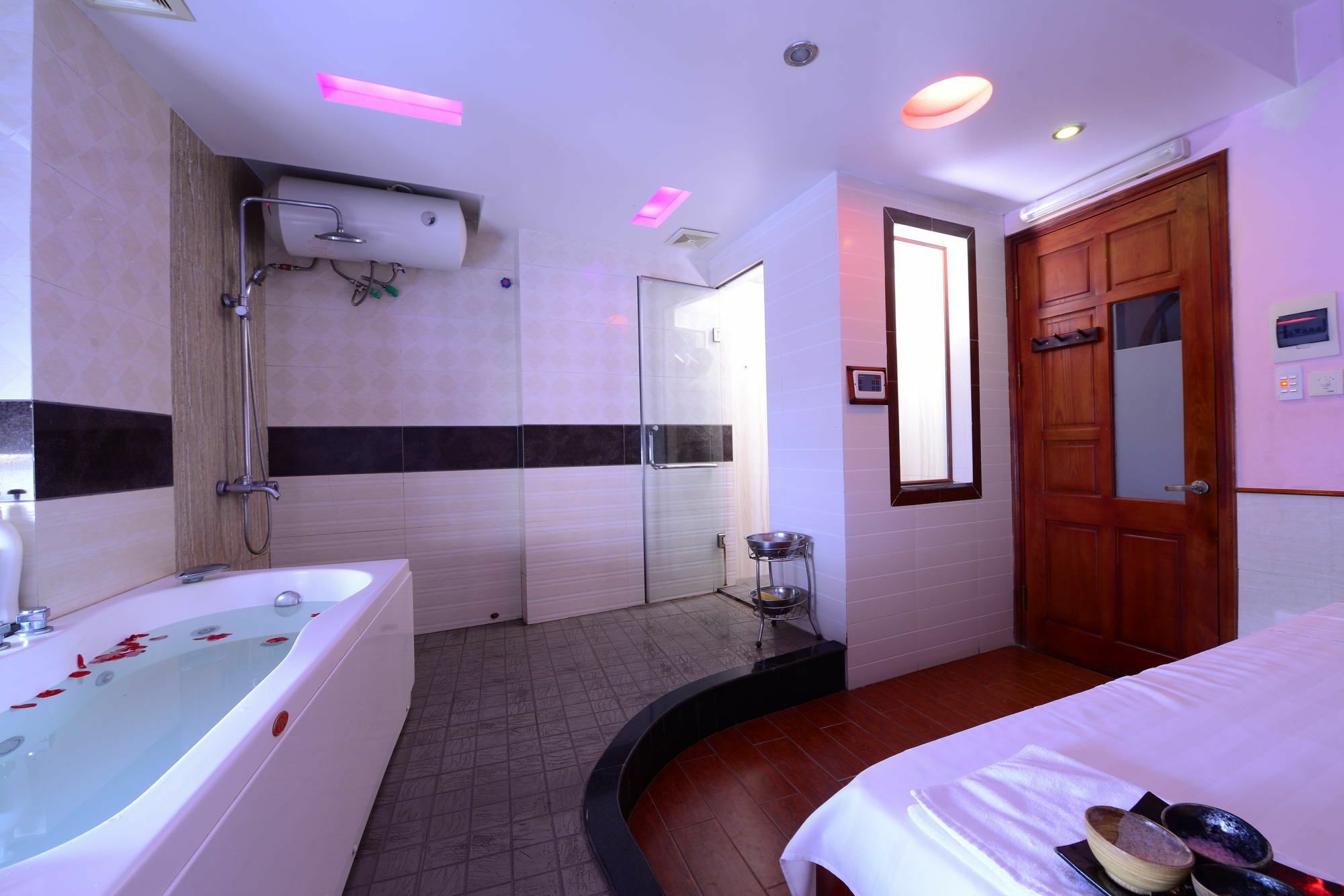 Blue Hanoi Inn Luxury Hotel Buitenkant foto