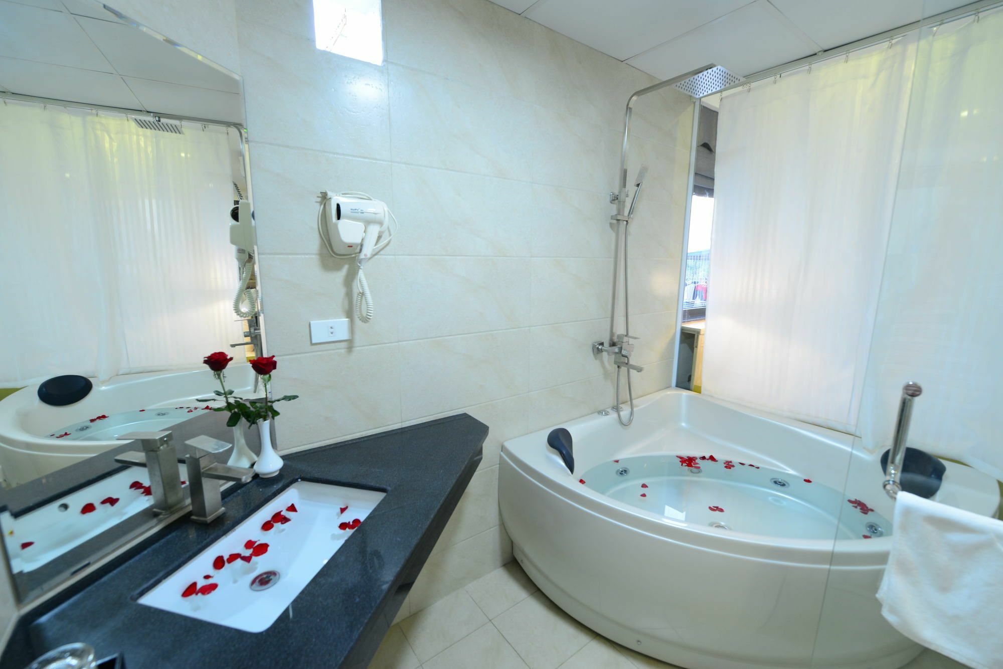 Blue Hanoi Inn Luxury Hotel Buitenkant foto
